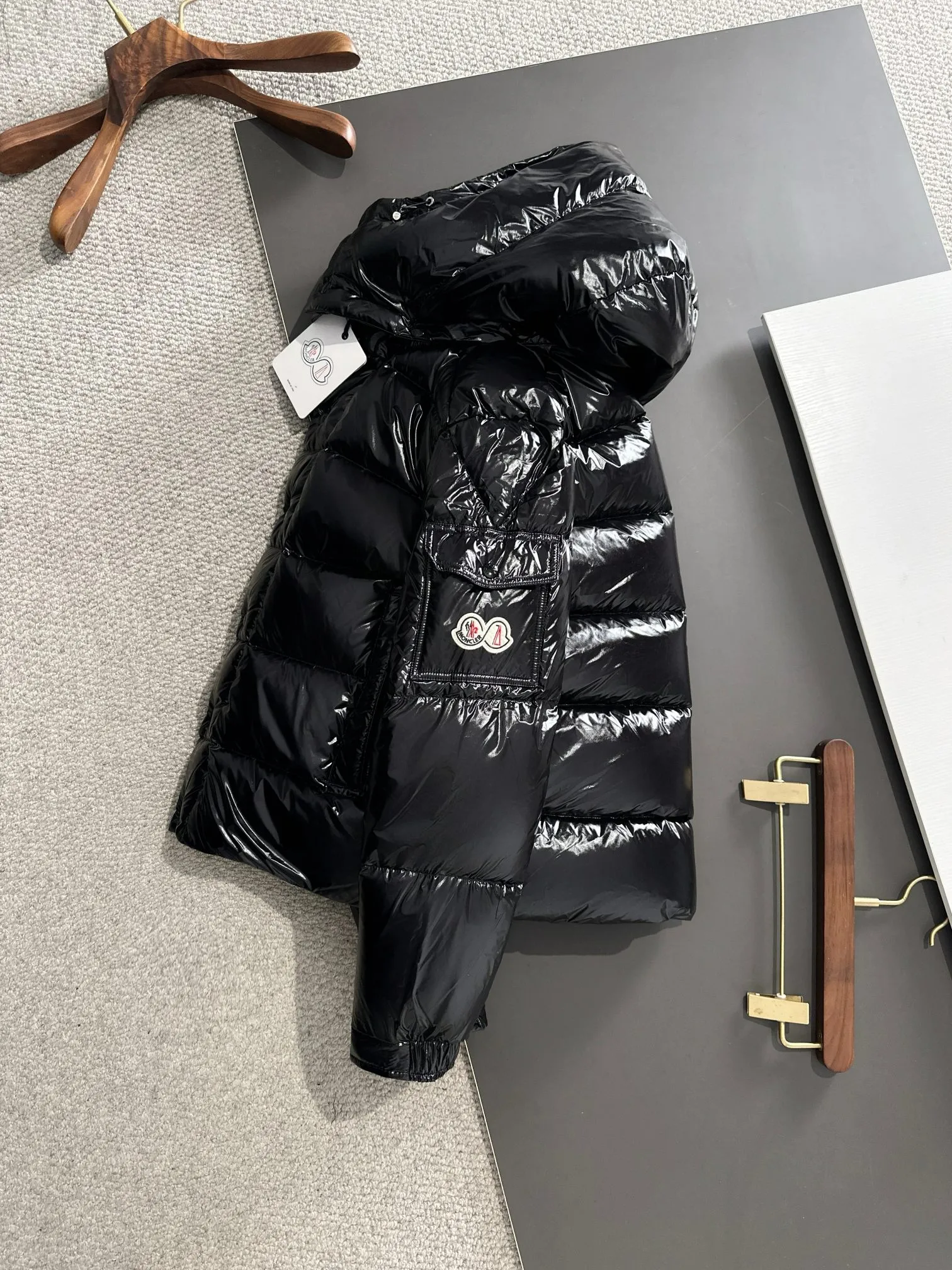 P390 Moncler/ 2026 70 、 。 DNA ， ， 。 Classic ， 、 。 Classic 70 。 Quality， 90 ，Premium Quality ， ，Black ！ Sizes M-3XL